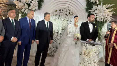 Siyaset dünyasını buluşturan düğünde dikkat çeken protokol anları