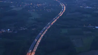 Tatilcilerin İstanbul yolculuğu çileye dönüştü: Düzce hattında trafik kilitlendi