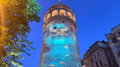 Galata Kulesi’nde büyüleyici çevreci dokunuş: Işıklarla dünyaya mesaj gönderdiler