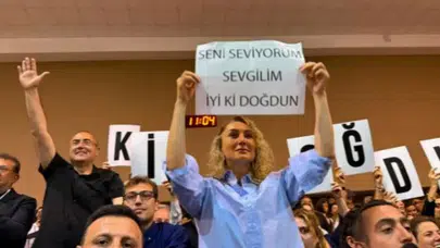 Mahkeme salonunda duygusal anlar: Dilek İmamoğlu’nun sürprizine 55. yaş gününde esprili yanıt