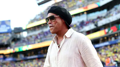 Ronaldinho İtalya’da Sahalara Dönüş Sinyali Verdi
