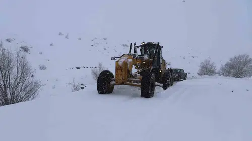 Ağrı’da kar yağışı 423 köy yolunu ulaşıma kapattı