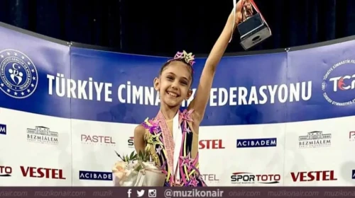 “Ayris Bayrak Adını Altın Harflerle Yazdırıyor! 10 Yaşında Rekor Üstüne Rekor” Peki Dev Yetenek Ayris Bayrak kimdir?