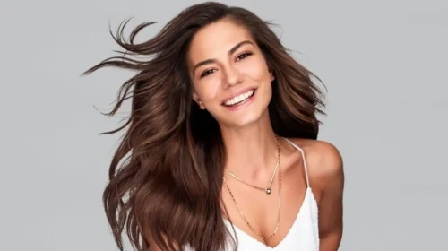 Demet Özdemir Kimdir, Nereli, Kaç Yaşında? İşte Ünlü Güzelin Kariyer Yolculuğu ve Hayatı