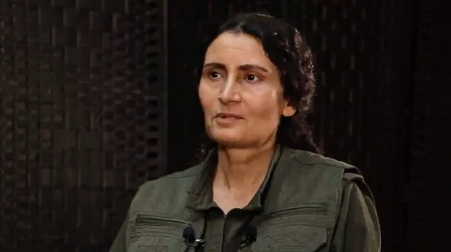Kandil’in Kadın Lideri Bese Hozat Kimdir? Gerçek Adı, Geçmişi ve Silah Bırakma Törenindeki Rolü Tunceli’den Kandil’e uzanan dikkat çeken bir hikâye!