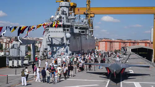 Mavi Vatan’da Zafer Bayramı coşkusu: TCG Anadolu ziyaretçi akınına uğradı