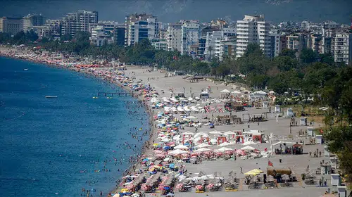 Turist sayısı azaldı ama rekor Kırıldı: 2025 Antalya’da çelişkili grafik