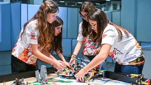 İzmir'de FIRST LEGO League Challenge heyecanı: 10 takım ulusal turnuvaya katılacak!