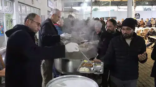 Erkekler Ramazan'da Mahallede İftar Sofralarını Kuruyor!