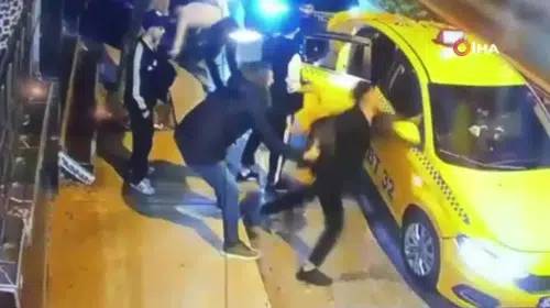 Alkollü yolculardan taksiciye saldırı: Kameralara yansıyan anlar Avcılar'da!