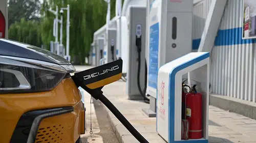 Almanya’dan Elektrikli Otomobillerde 1000 Volt Atağı! Şarj Süreleri Tarih mi Oluyor?