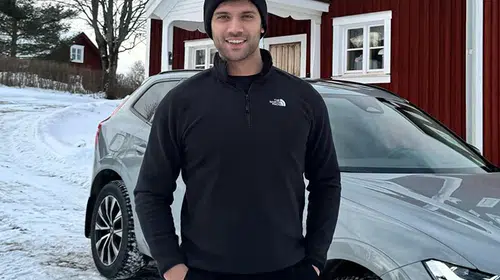 Caner Topçu, -20°C'de buzlu suya girerek tatilini sosy medya da salladı!