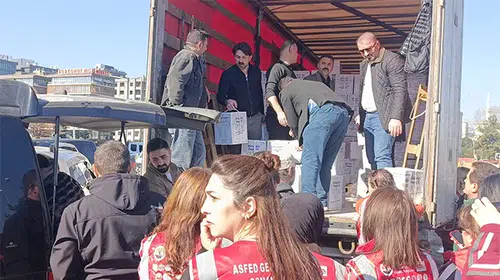 Samsun'a tırla 4 bin koli erzak, bin alış veriş kartı getirildi