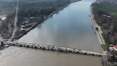 Edirne'de Tunca Köprüsü, taşkın riski nedeniyle ulaşıma kapatıldı.