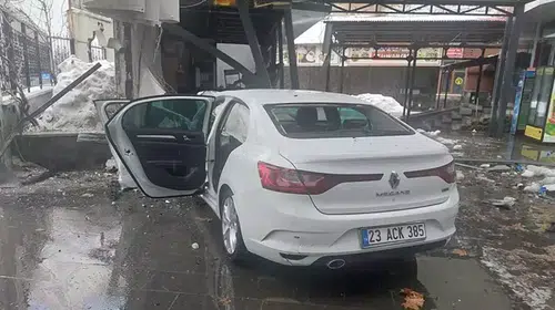 Bingöl'de Lokantaya Otomobil Girdi: 5 Kişi Yaralandı