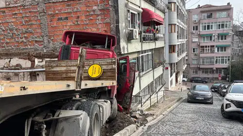 Beşiktaş'ta facianın eşiğinden dönüldü! Freni boşalan tır binaya çarptı