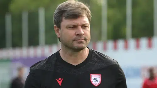 Ertuğrul Sağlam: Türk Futbolunun Tanınmış İsimlerinden Biri - Yaşı ve Kariyeri Hakkında Bilgiler!