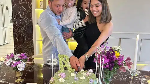 Mesut Özil ve Amine Gülşe'den Üçüncü Çocuk Müjdesi: Aile, Hayatın Temelidir!