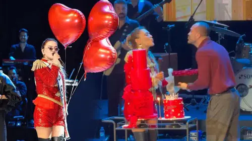 Okan Kurt’tan Demet Akalın’a sahnede büyük sürpriz!