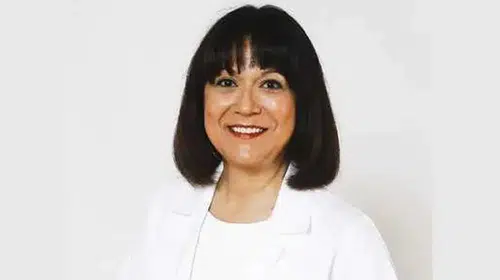 'Saç Dökülmesine Çözüm Arayanların Umudu: Prof. Dr. Meral Şaşoğlu'nun Hayatı ve Uzmanlık Alanı'