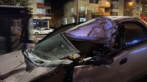 Otomobilin tıra çarpması sonucu sürücü sıkıştı, itfaiye kurtarıp hastaneye sevk etti!