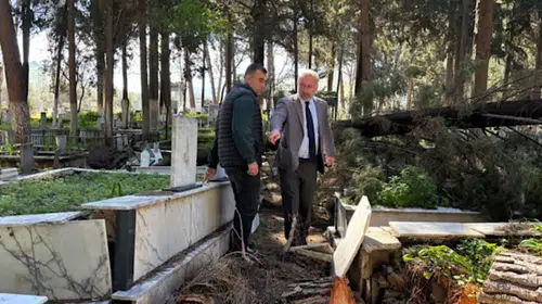 İzmir'deki Mezarlıklar, Fırtınanın Ardından Yeniden Hayat Buluyor!