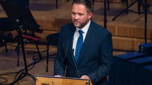 Tsahkna, Kutsal Makamın Devletlerle İlişkiler Sekreteri Gallagher ile görüştü