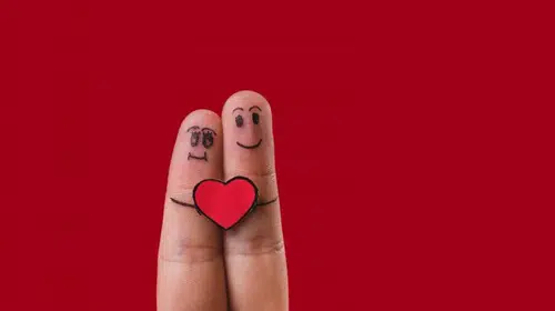 Bir kızın senden hoşlandığını nasıl anlarsın? İşte püf noktalar