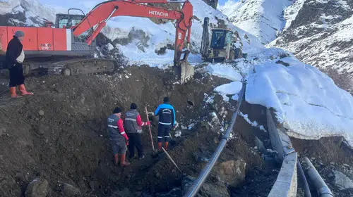 Bitlis Belediyesi DUAP Ana İsale Hattındaki Arızaya Müdahale Ediyor