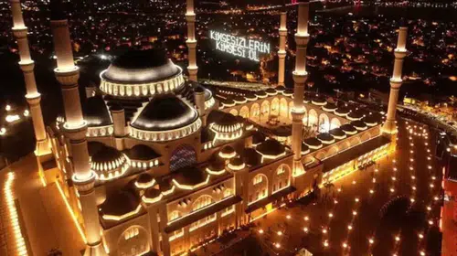 🌙 Kadir Gecesi’nde Hangi Zikirler Çekilir? En Faziletli Tesbihler ve Dualar