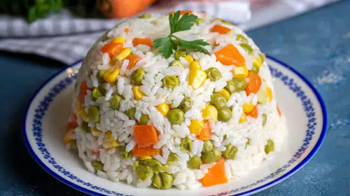 “Bugün Ne Pişirsem?” Diyenlere Rengarenk Lezzet: Gökkuşağı Pilavı Tarifi