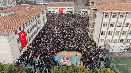 Fatma Öğretmene Okul Bahçesinde Veda