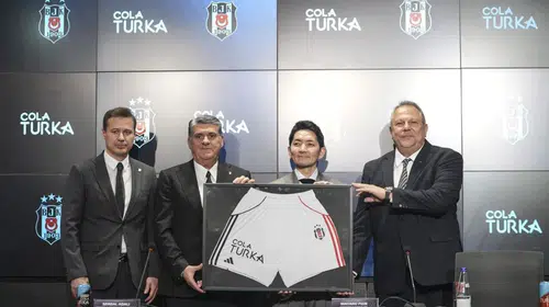 Beşiktaş’ın Sponsorluk Anlaşmasında Yenilik: Uğurlu Cola Turka Tekrar Saha’da!