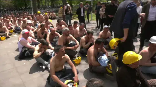 Ekmek kavgası barikatı aştı: Açlık grevindeki madenciler Bakanlık kapısına dayandı