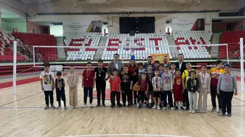 Elbistan'da 23 Nisan Neşesi Basketbol Sahalarına Taşındı: Egemenlik Kupası'nın Kazananları Belli Oldu!