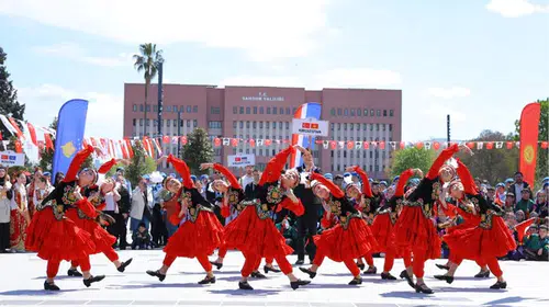 Samsun'da Coşkulu Açılış: Türk Dünyası Çocuk Festivali Korteji Yürüyüşü İle Start Aldı!