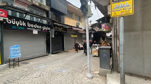 Kemeraltı’nda Esnaflar Tepkisini Gösterdi: Çankaya Katlı Otoparkı Nedeniyle Kepenkler İndirildi!