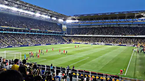 Fenerbahçe'den genç taraftarlara büyük jest: Tribünleri doldurma sırası onlarda
