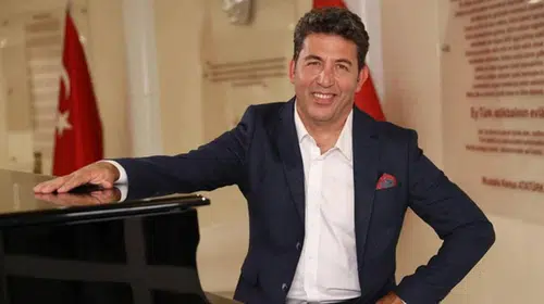 Emre Kınay: Şarkıcı ve Oyuncunun Yaşı ve Memleketi Hakkında Her Şey!