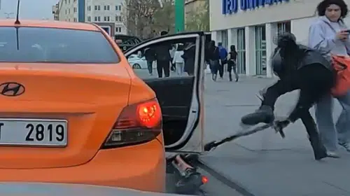 Ankara'da Scooter Kazası: Sürücü Taksi Kapısına Çarparak Yola Düştü