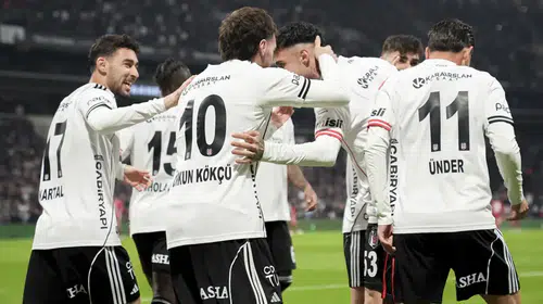 Dolmabahçe'de Gollerle Dolu Bir Akşam: Beşiktaş, Antalyaspor’u Fırtına Gibi Geçti!