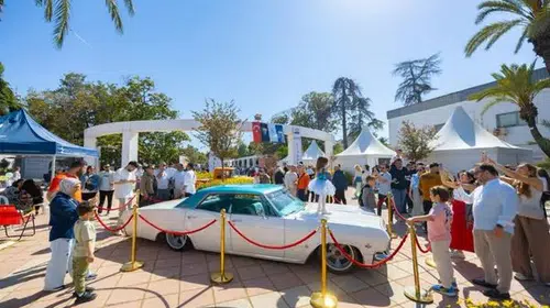 İzmir'de Klasik Otomobil Sergisi, Otomobil Tutkunlarını Kendine Çeken Bir Etkinlik Oldu!