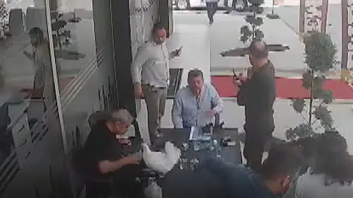 Tarsus’ta çay keyfi kabusa döndü: Gökyüzünden masaya iniş yaptı