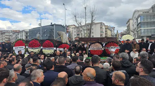 Kürt Ahmet'in Cenazesinde Dikkat Çeken Anlar: Sedat Peker ve Alaattin Çakıcı'dan Çelenk, Veliahtı Kelepçeli Geldi!