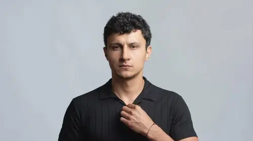 Ekonomi okurken sahne tozunu seçti: Alper Çankaya'nın bilinmeyen hayatı