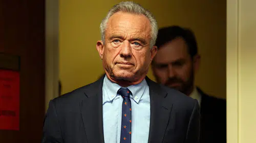 Eşi çığlık çığlığa yalvardı: Robert F. Kennedy Jr.’ın yılanlarla imtihanı sosyal medyayı karıştırdı