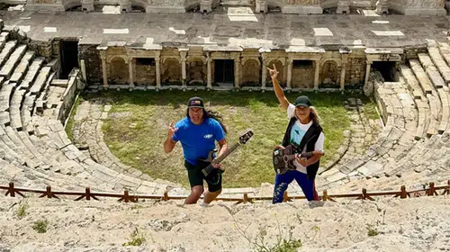 Sahne tozunu Denizli'nin tarihi dokusuyla takas ettiler: Metallica efsaneleri Pamukkale'de