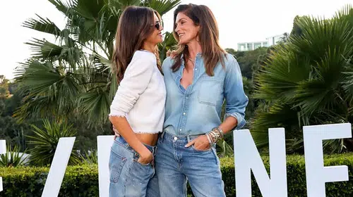 Podyumda zamansız şıklık: Cindy Crawford ve kızı Kaia Gerber görenleri hayrete düşürdü