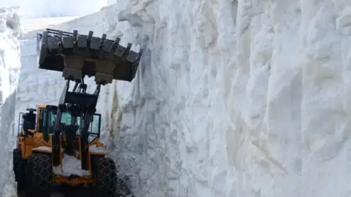 Doğa ile zorlu mücadele: 5 metrelik kar kütleleri arasında geçit açılıyor