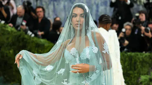 Georgina Rodriguez’den Met Gala’da ezber bozan hamle: Mavi gelinliğin ardındaki duygusal mesaj